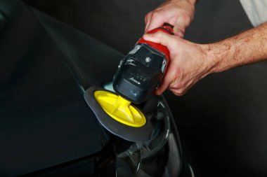 Koyu yeşil bir araba garajda parlatma