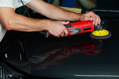 Koyu yeşil bir araba garajda parlatma