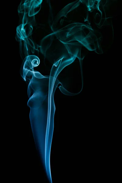 蓝色的烟雾在黑色背景上的运动 — 图库照片