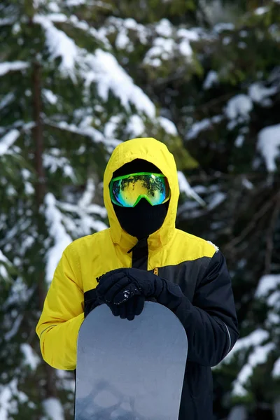 Dağ Yamacında Bir Sarı Ceketli Snowboarder — Stok fotoğraf