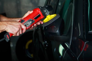 Koyu yeşil bir araba garajda parlatma