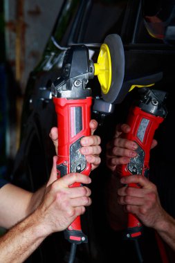 Siyah bir araba garajda parlatma