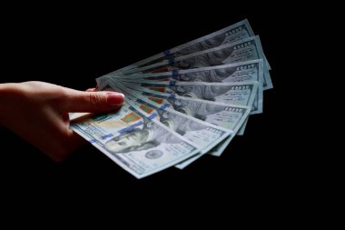 Fan dolar siyah arka plan üzerinde elleriyle