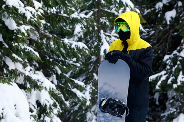 Snowboardzista Żółtą Kurtkę Zboczu Góry — Zdjęcie stockowe
