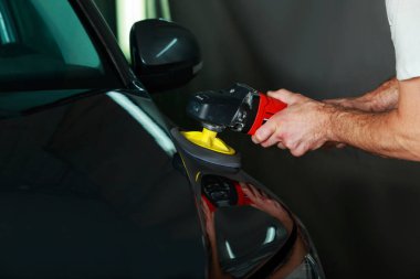 Koyu yeşil bir araba garajda parlatma