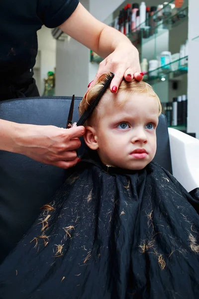 Mały Chłopiec Salonie Fryzjerskim — Zdjęcie stockowe