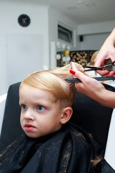 Cutting hair of child — Stock Photo, Image