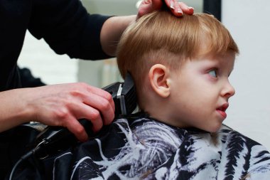 Kuaför Salonu küçük çocuk