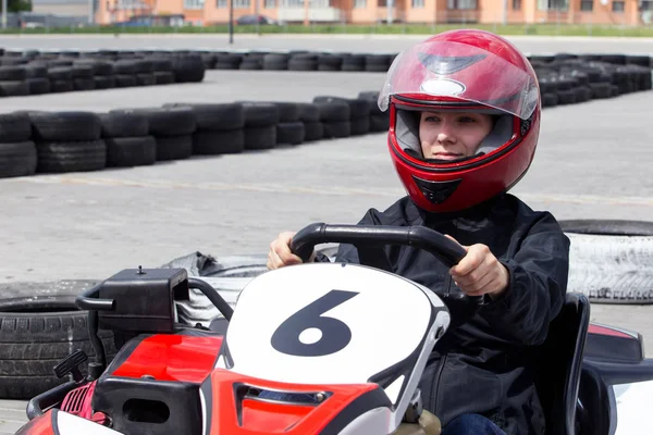 Kartfahren auf einer Sportstrecke — Stockfoto