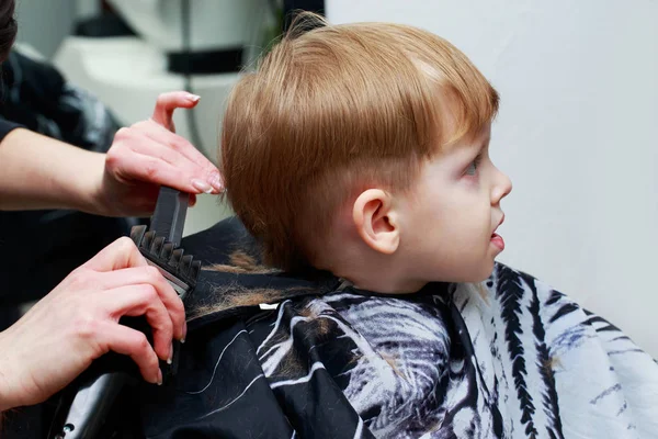 Der kleine Junge im Friseurladen — Stockfoto