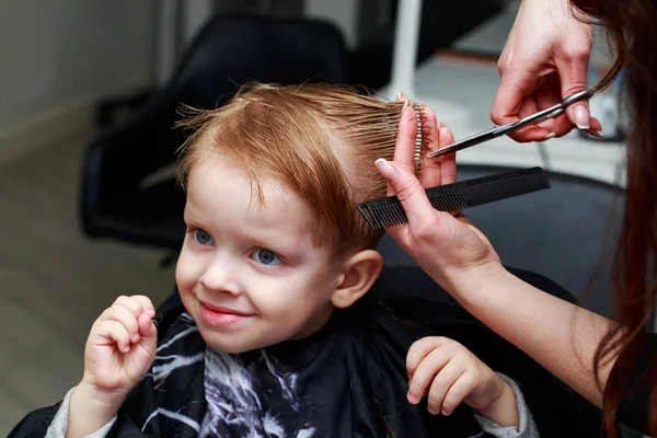 Le petit garçon dans le salon de coiffure — Photo