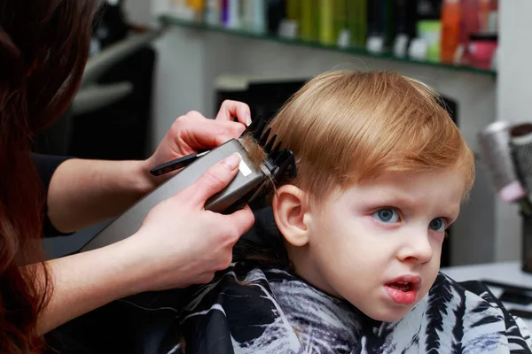 Der kleine Junge im Friseurladen — Stockfoto