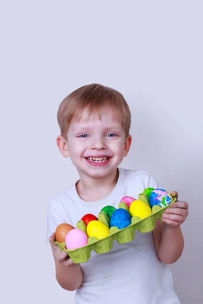 Niño con huevos pintados —  Fotos de Stock