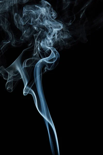 Fumo blu su sfondo nero — Foto Stock