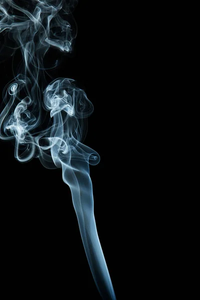Blå rök på svart bakgrund — Stockfoto