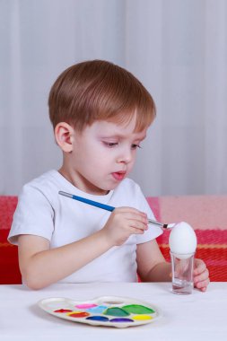 Küçük çocuk yumurta boyalar