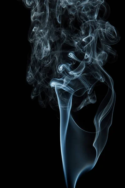 Modrý kouř na černém pozadí — Stock fotografie
