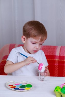 Küçük çocuk yumurta boyalar