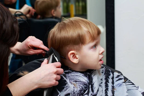 Маленький хлопчик у перукарні — стокове фото