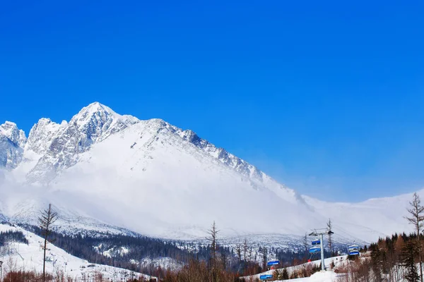 Schöne verschneite Berglandschaft — Stockfoto