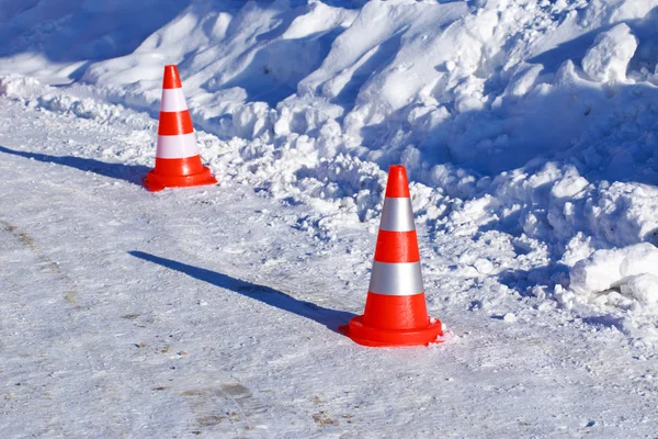 Conos de tráfico en la nieve —  Fotos de Stock