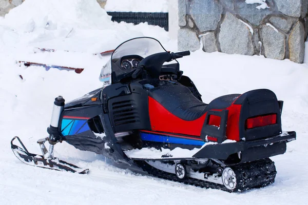 Snowmobile na neve — Fotografia de Stock