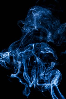 Siyah arkaplanda mavi duman