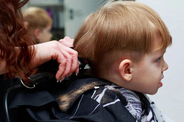 Mały chłopiec w fryzjera — Zdjęcie stockowe