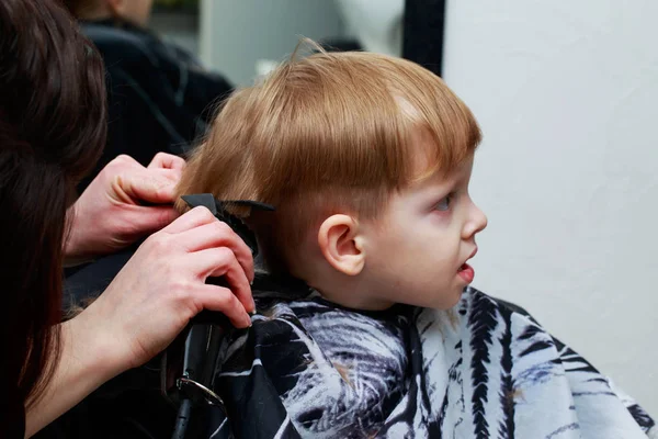 Mały chłopiec w fryzjera — Zdjęcie stockowe