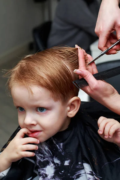 Der kleine Junge im Friseurladen — Stockfoto