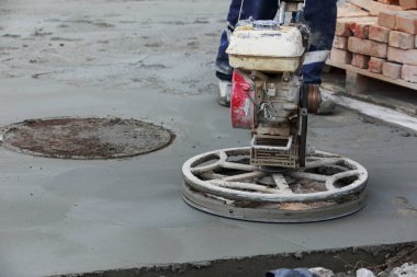 Pürüzsüz beton yüzey için alet