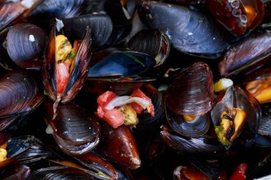 Izgara tavada taze midye