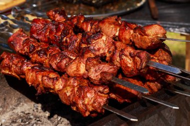 Şişlerde et kebabı