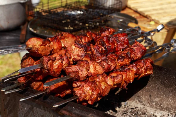 Kebab di carne sugli spiedini — Foto Stock