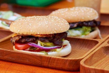 Tahtadaki hamburger.