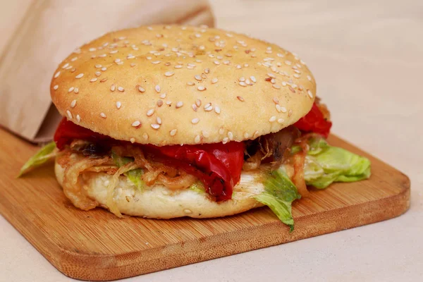 Burger egy fa táblán — Stock Fotó