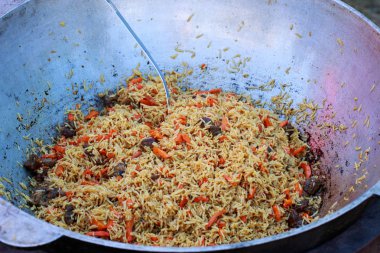 bir kazan içinde pilav