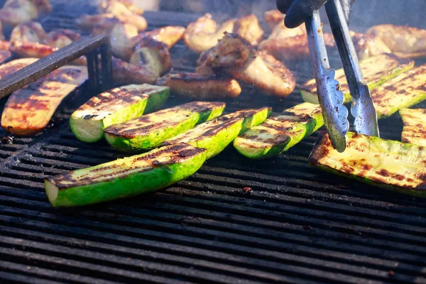 Cucinare le zucchine alla griglia — Foto Stock