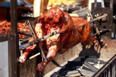 Bir tükürük üzerinde ızgara koyun leşi