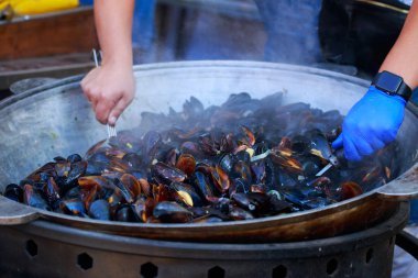 Izgara tavada taze midye