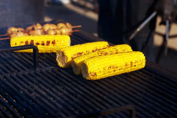 Cozinhar milho na grelha — Fotografia de Stock