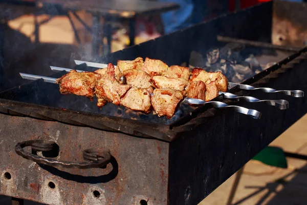 Kebab de carne em espetos — Fotografia de Stock