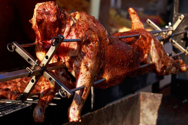 Carcassa di pecora alla griglia su uno spiedo — Foto Stock