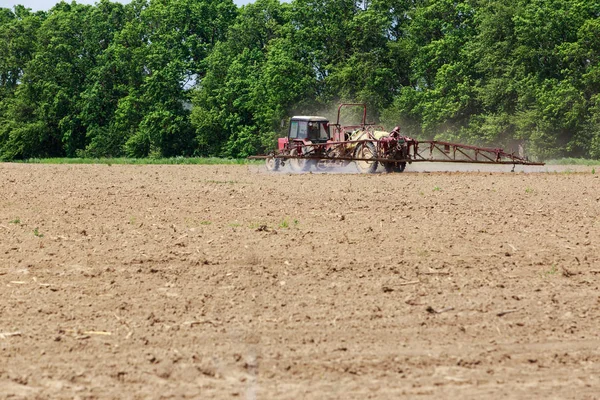 Traktor menyemprotkan nitrogen — Stok Foto