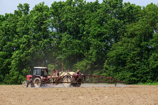 Traktor menyemprotkan nitrogen — Stok Foto
