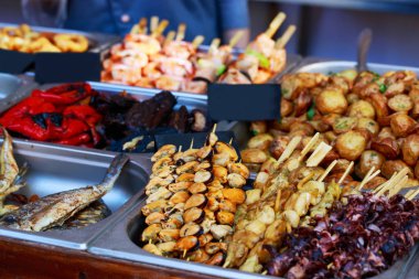 Deniz ürünleri kebabı