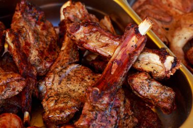 Kızarmış et parçaları yakın