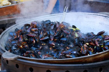 Izgara tavada taze midye