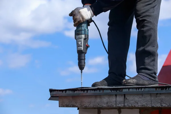 Werknemer Met Pneumatische Boorhamer Perforator Apparatuur Maken Van Gat — Stockfoto