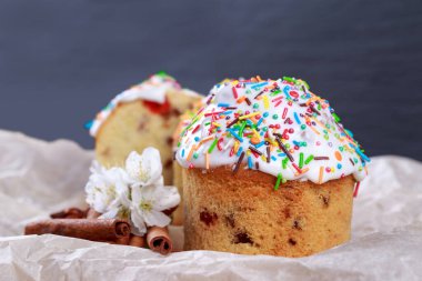 Beyaz kremalı ve tarçın çubuklu kek.